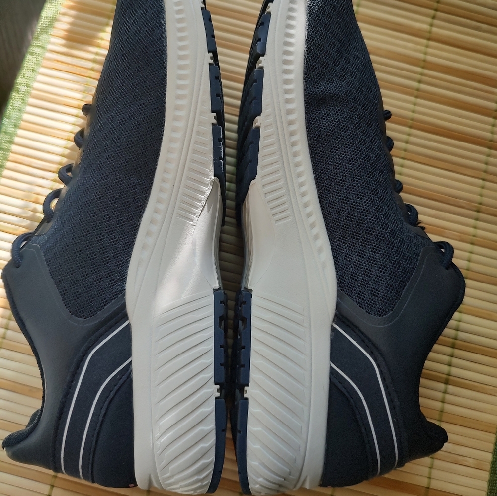 Hind athletic shoes. Navy pink trim. New. Size 7.5 - Picture 9 of 16